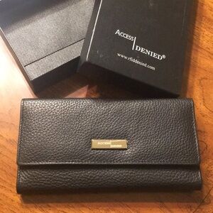 NWT RFID Blocking Black Trifold Wallet